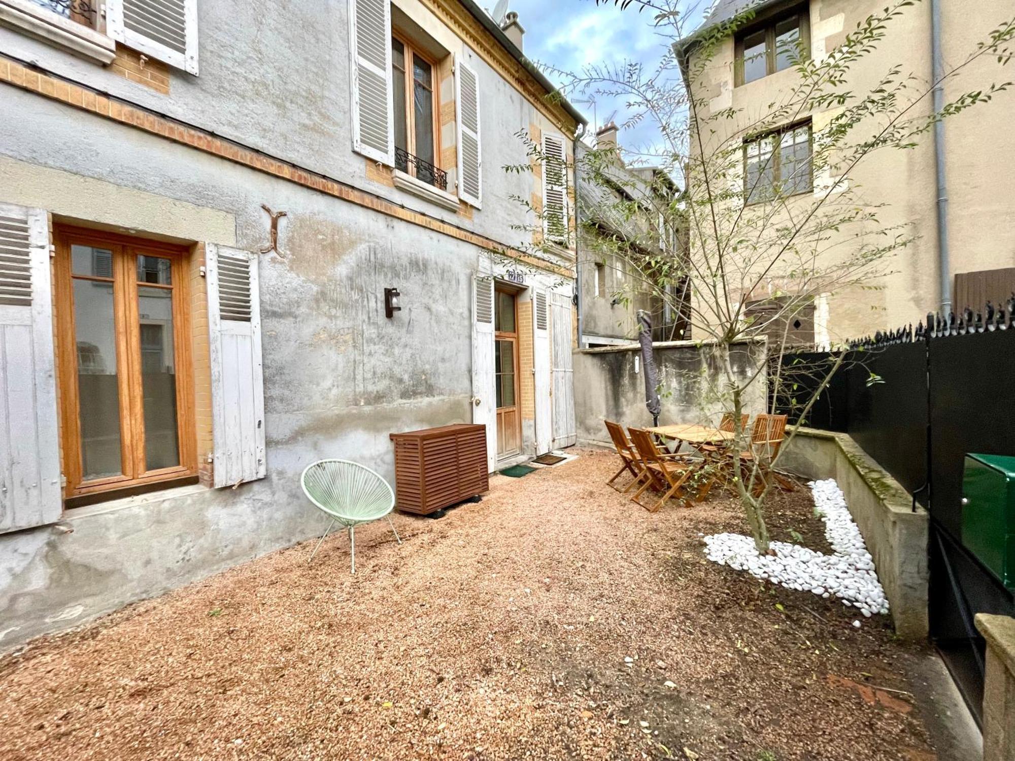 La Maison Des Cours - Wifi - Centre Ville Moulins  Exterior photo